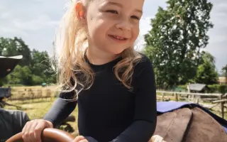 Elenka vyhrála boj o život. Teď bojuje o první kroky.