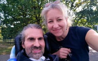 Ošetřovatelka a pomoc pro Martina s ALS