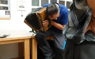 TOMÁŠOVA NEMOCNÁ HARMONIKA