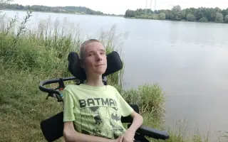 Pomozme Adamovi a jeho tatínkovi zvládnout těžký životní boj