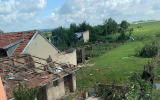 Pomoc Kosovým, které zasáhlo tornádo a bojují o život