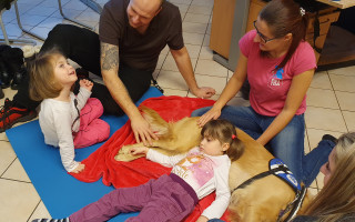 Asistenční pes pro dvojčátka Leu a Zoe, která trpí autismem