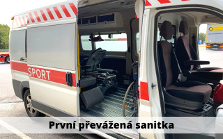 Převoz sanitek na záchranu raněných na Ukrajině