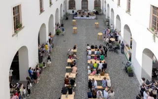 Buďte s námi TU! Podpořte festival současného umění ve Šternberku