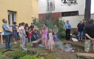 Otci Jiřímu na nové auto pro snadnější rozjezd k (v) nové farnosti