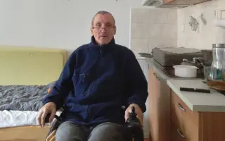 Plicní ventilace a elektrická polohovací postel pro Milana