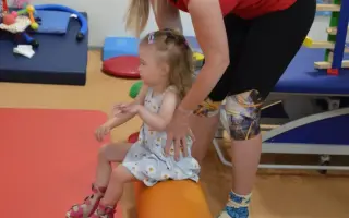 Elenka vyhrála boj o život. Teď bojuje o první kroky.