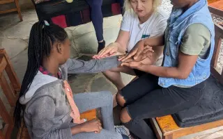 Ivka, Johanka a Honza opět v Zambii – učíme laskavý přístup k dětem s postižením