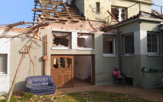 Sbírka pro Čapkovi na opravu domu zničeného tornádem