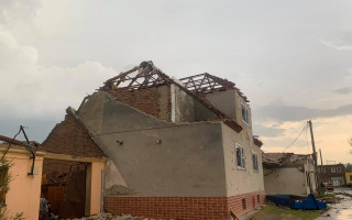 Tornádo nám vzalo střechu nad hlavou – pomoc pro Zugarovy a Říhovy