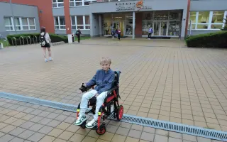 Jedeme dál! Pomozte Natanielovi na cestě.