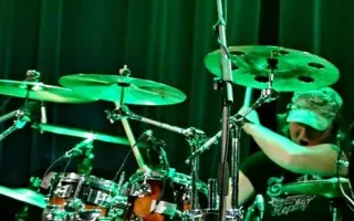 Příběh o lásce a vztazích, které se v životě nedrží scénáře.