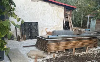 Pomoc pejskům: kontejner na granulky a suchá zásoba uhlí
