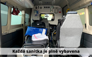 Převoz sanitek na záchranu raněných na Ukrajině