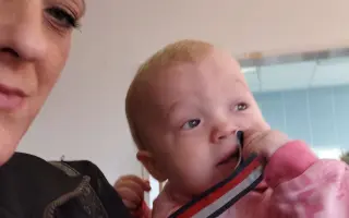 Pomozte babičce, která sama pečuje o roční nemocnou vnučku, překlenout těžké období