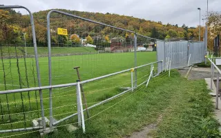 Oplocení fotbalového hřiště proti divokým prasatům