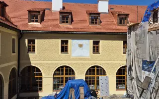 Obnova fresky původních slunečních hodin v hejnickém klášteře