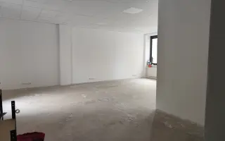 Toxický kouř zničil prodejnu Daroland. Pomozte Lucii začít znovu.
