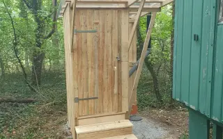 Pomozte nám vytvořit místo pro dětství Mezi stromy