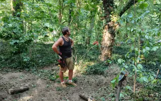 Pomozte nám vytvořit místo pro dětství Mezi stromy