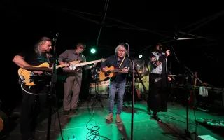 Pomozte nám udržet tradici hudebního festivalu na rodném ranči. P.S. Léto