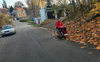 Elektrický vozík pro Petru, aby se mohla snadněji podívat ven z bytu