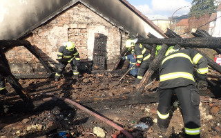 Rodině z Vanovic shořela střecha nad hlavou