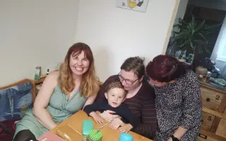 Maminka třech dětí s roztroušenou sklerózou potřebuje obstarat chod domácnosti