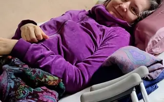 Z lůžka vidí jen strop – vraťme mámě nebe a slunce