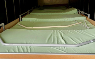 Transport nemocničních postelí na Ukrajinu