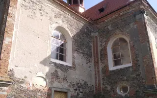Obec Všekary & David Vávra: skleněný Kristus v poutním kostele na hranici Sudet