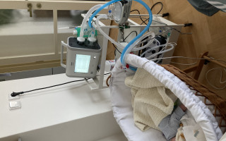Pomoc Toníkovi, který je uvázaný na plicním ventilátoru a dalších přístrojích