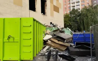 Toxický kouř zničil prodejnu Daroland. Pomozte Lucii začít znovu.