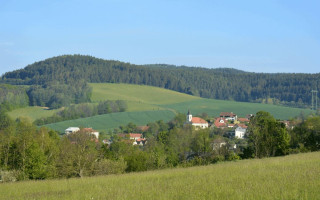 Mladé zastupitelstvo oživuje obec na hranici Moravy a Čech: Útěk do divočiny na vymazleném posedu