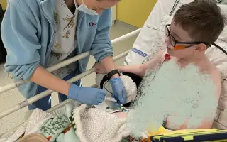 Mari: Kluk, co obehrál smrt, hledá cestu k „NORMÁLNU“