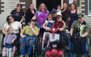 Rozbitý motor nás nezastaví: Cesta k samostatnosti pro tři hrdiny na vozíku