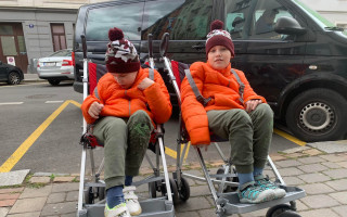 Pomozme těžce postiženým dvojčatům z Ukrajiny