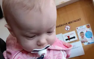 Pomozte babičce, která sama pečuje o roční nemocnou vnučku, překlenout těžké období