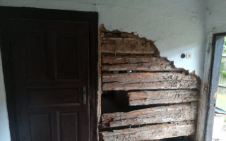 Národní kulturní památka v ohrožení, roubenka byla vytopena a bojuje s dřevomorkou