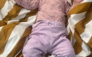 Pomozte babičce, která sama pečuje o roční nemocnou vnučku, překlenout těžké období