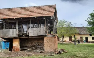 Střecha pro český etnodům v srbské vesnici Kruščica