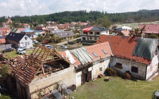 Podpora bratrů Petráňových, hasičů z obce Stebno, kterým downburst zničil domy, techniku i les