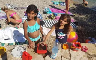 Dívají se na staré fotky od moře. Pomozme jim vytvořit nové.