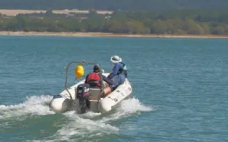 Záchranný motorový člun pro skautský plachetní oddíl