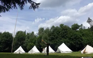 Stan Sahara na letní tábor a nové židle do zálesácké klubovny