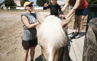 Elenka vyhrála boj o život. Teď bojuje o první kroky.