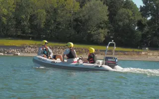 Záchranný motorový člun pro skautský plachetní oddíl