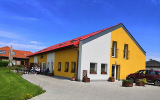 Pomohli jsme postavit pergolu v domově pro seniory v Českém Meziříčí