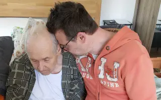 Zachraňme tatínka s těžkou demencí a jeho pečujícího syna