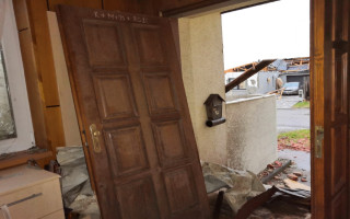 Pomoc Zemkovým, které zasáhlo ničivé tornádo a zničilo jim dům